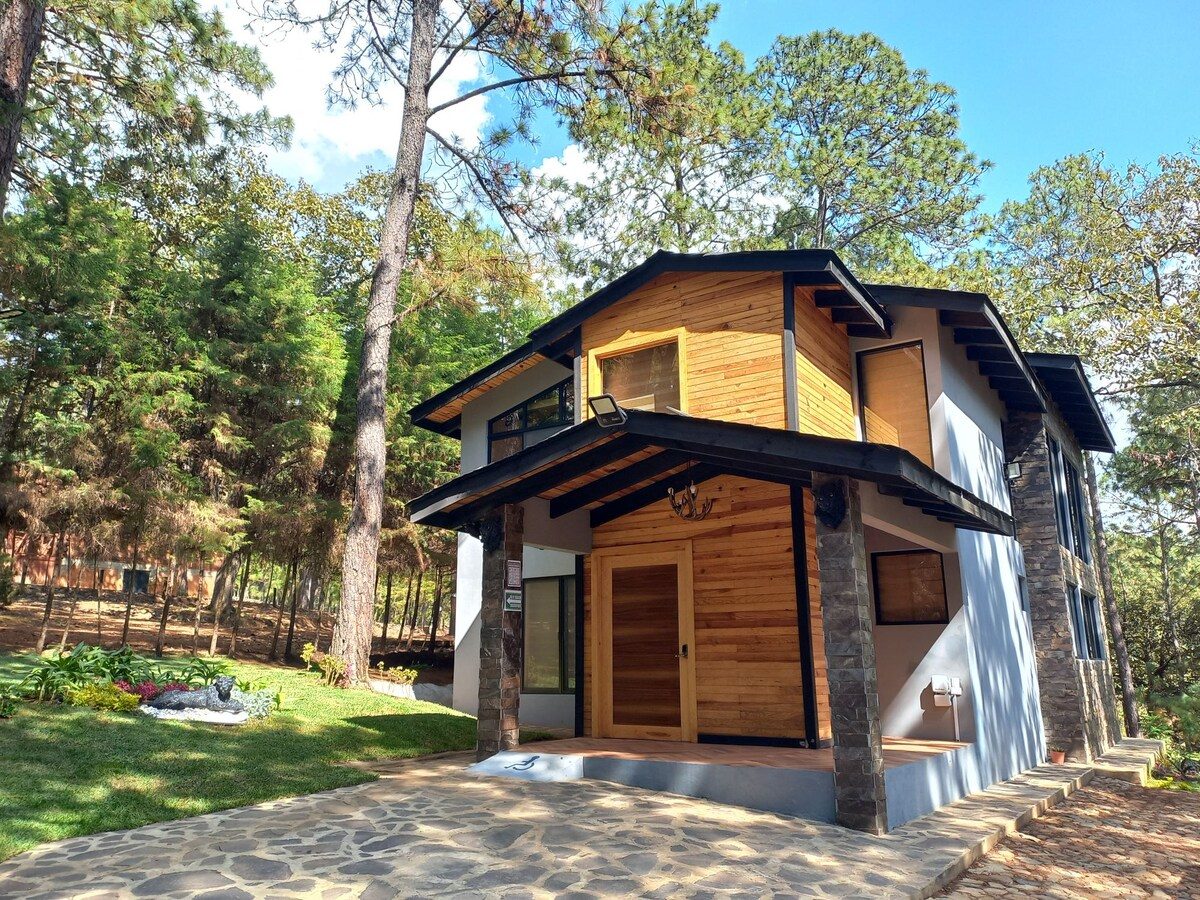 Cabaña Bagheera — vista exterior entre pinos