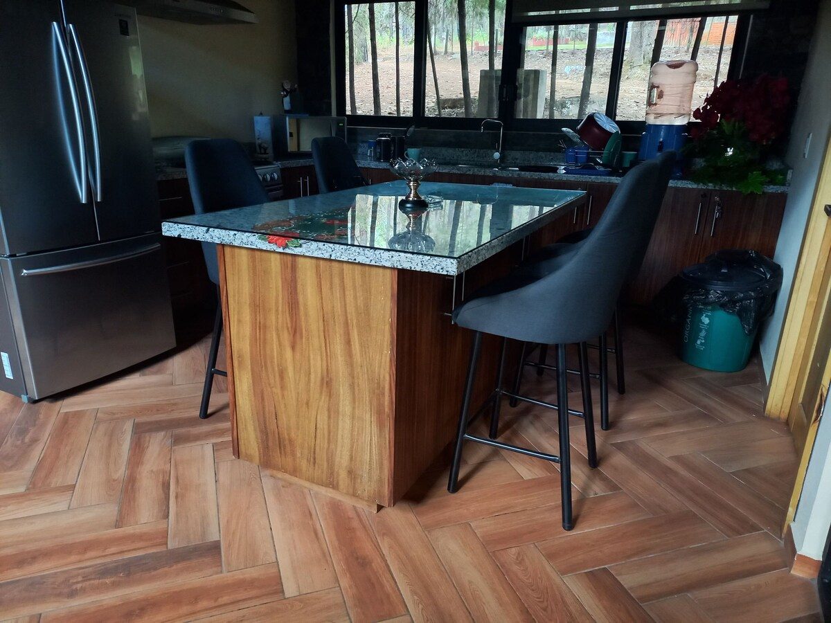 Sala de estar con vista al bosque